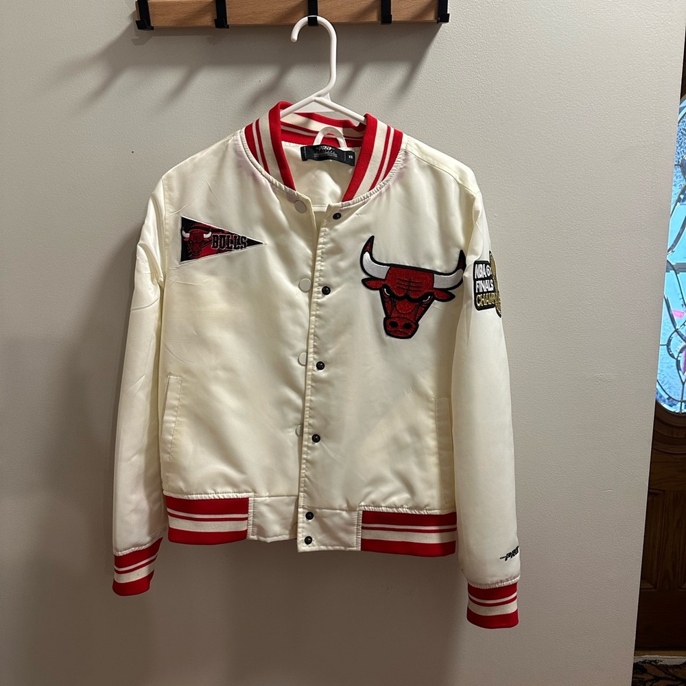 Women’s Chicago Bulls Jacket - Cream and Red